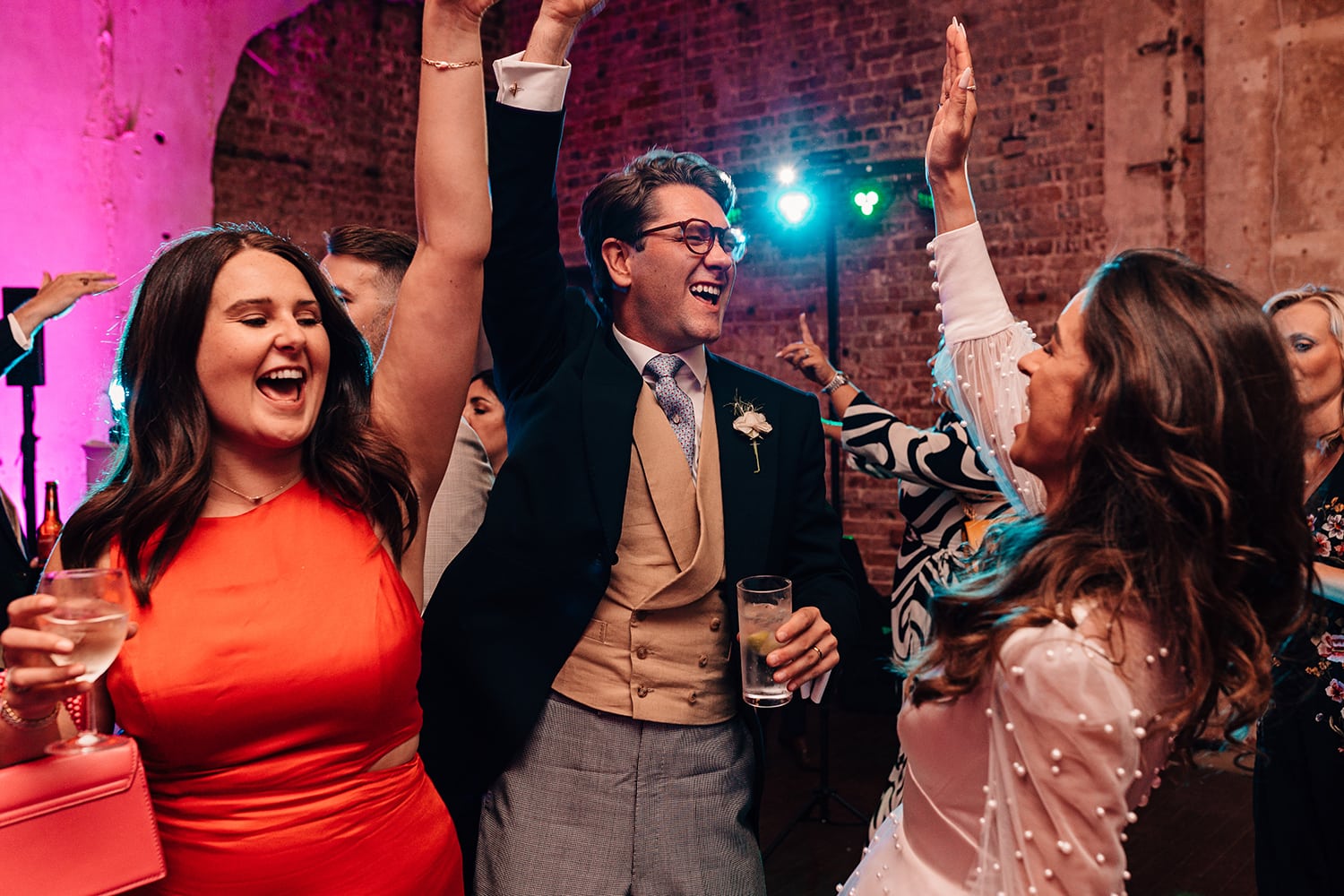 Best of 2022 documentary wedding photography of the dance-floor